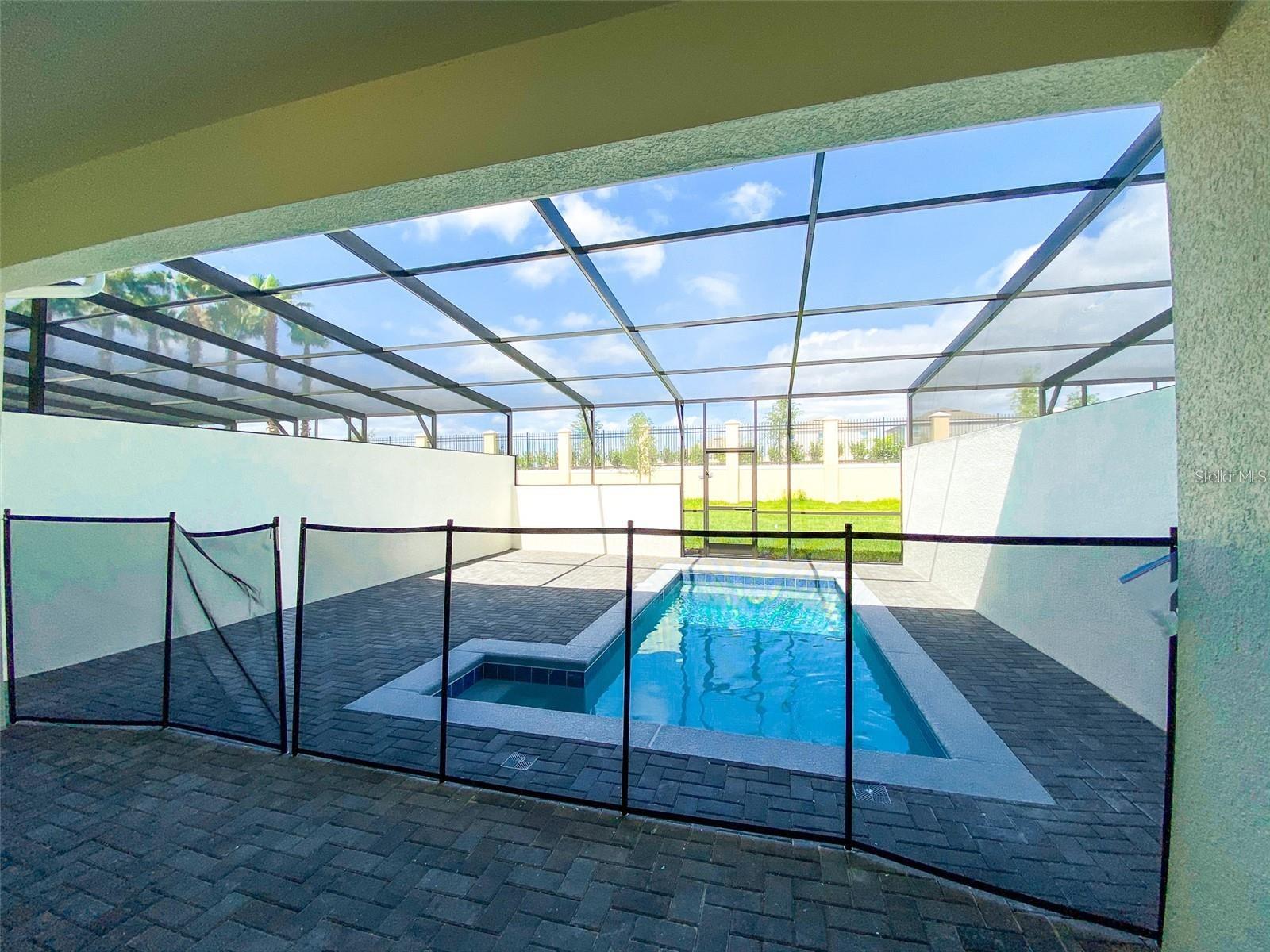 Listing photo id 13 for 2406 Dubai Street