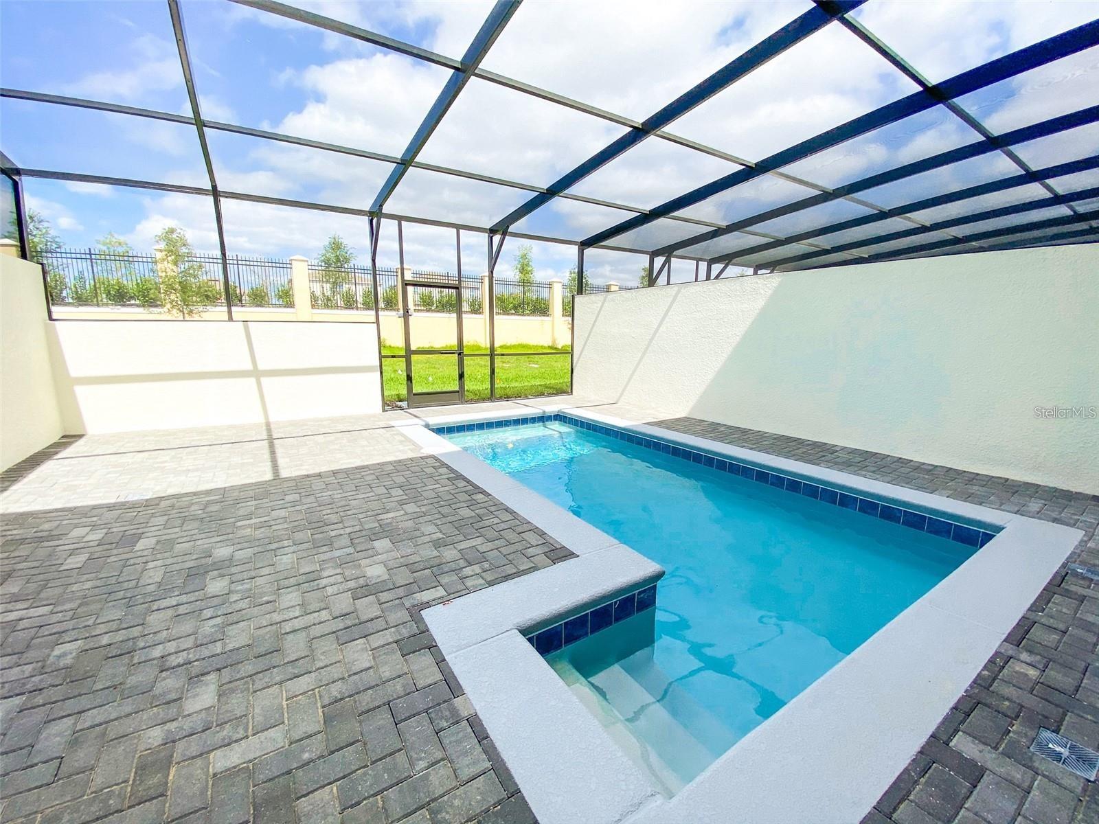 Listing photo id 14 for 2406 Dubai Street