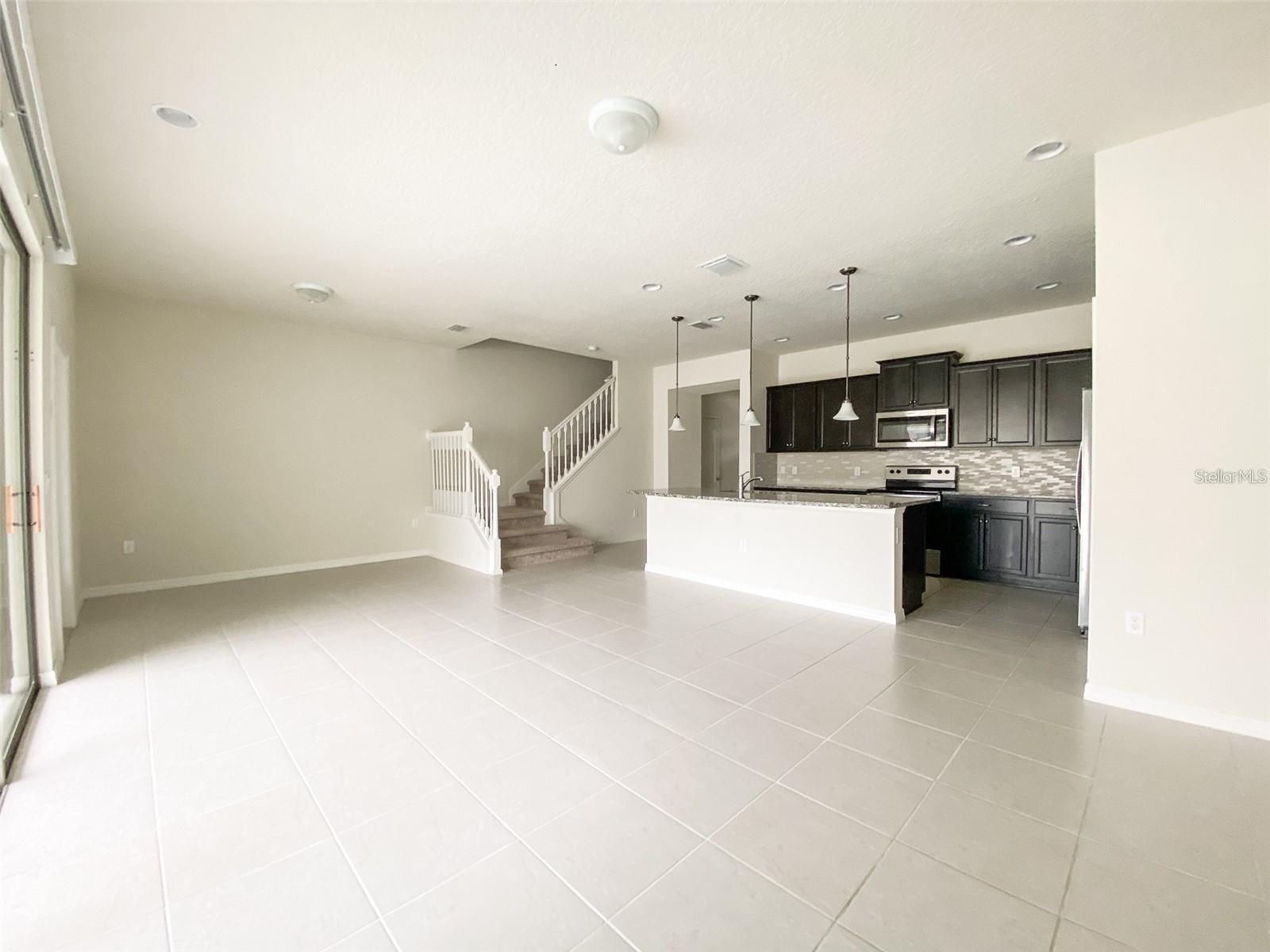 Listing photo id 2 for 2406 Dubai Street