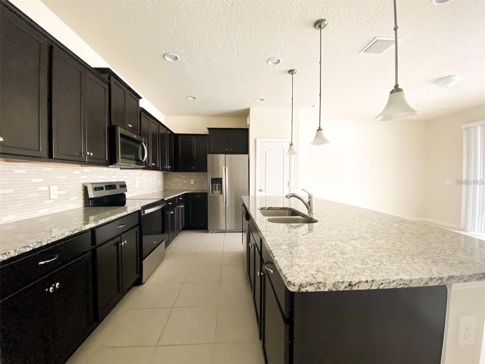 Listing photo id 3 for 2406 Dubai Street