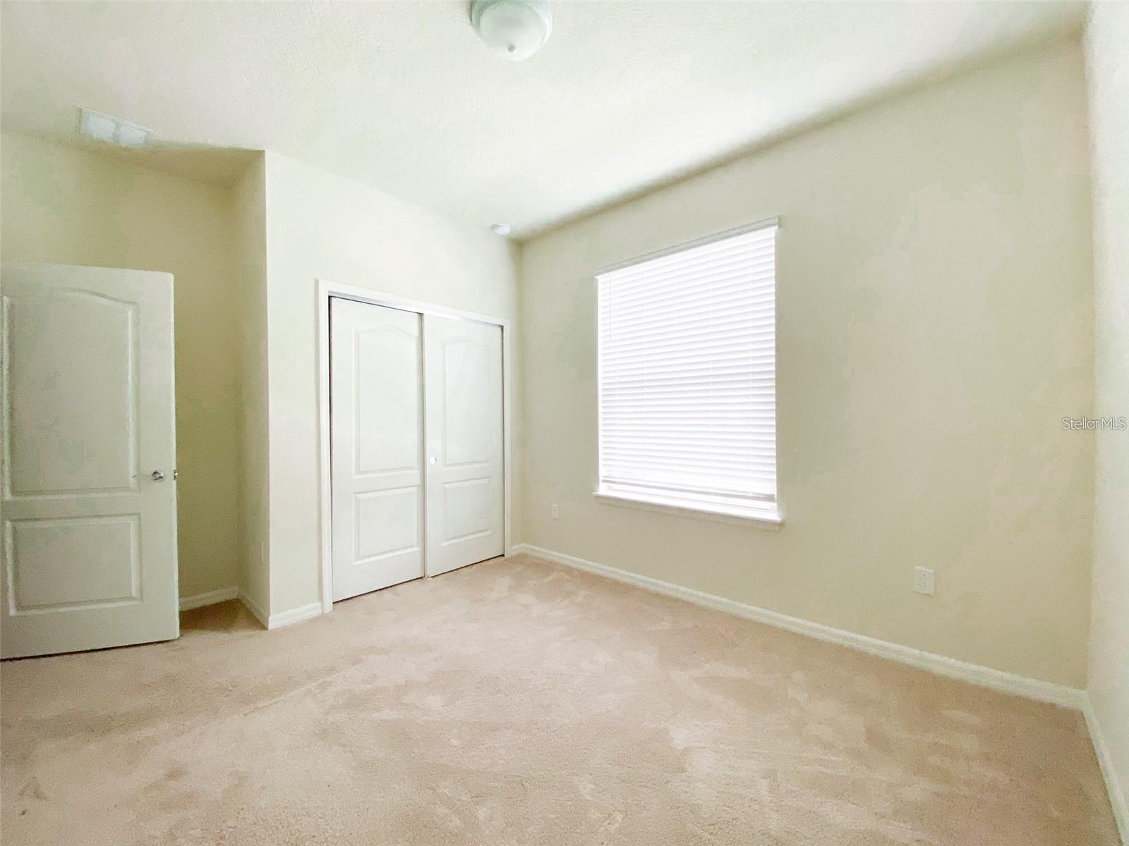 Listing photo id 4 for 2406 Dubai Street