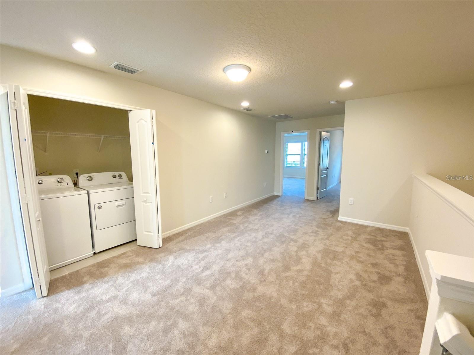 Listing photo id 6 for 2406 Dubai Street