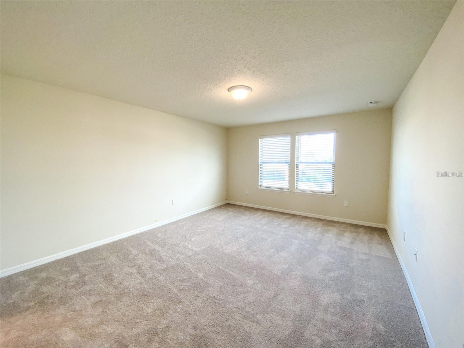 Listing photo id 7 for 2406 Dubai Street