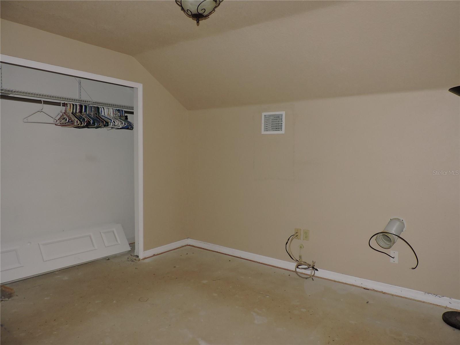 Image 34 of 37 For 6048 Una Drive