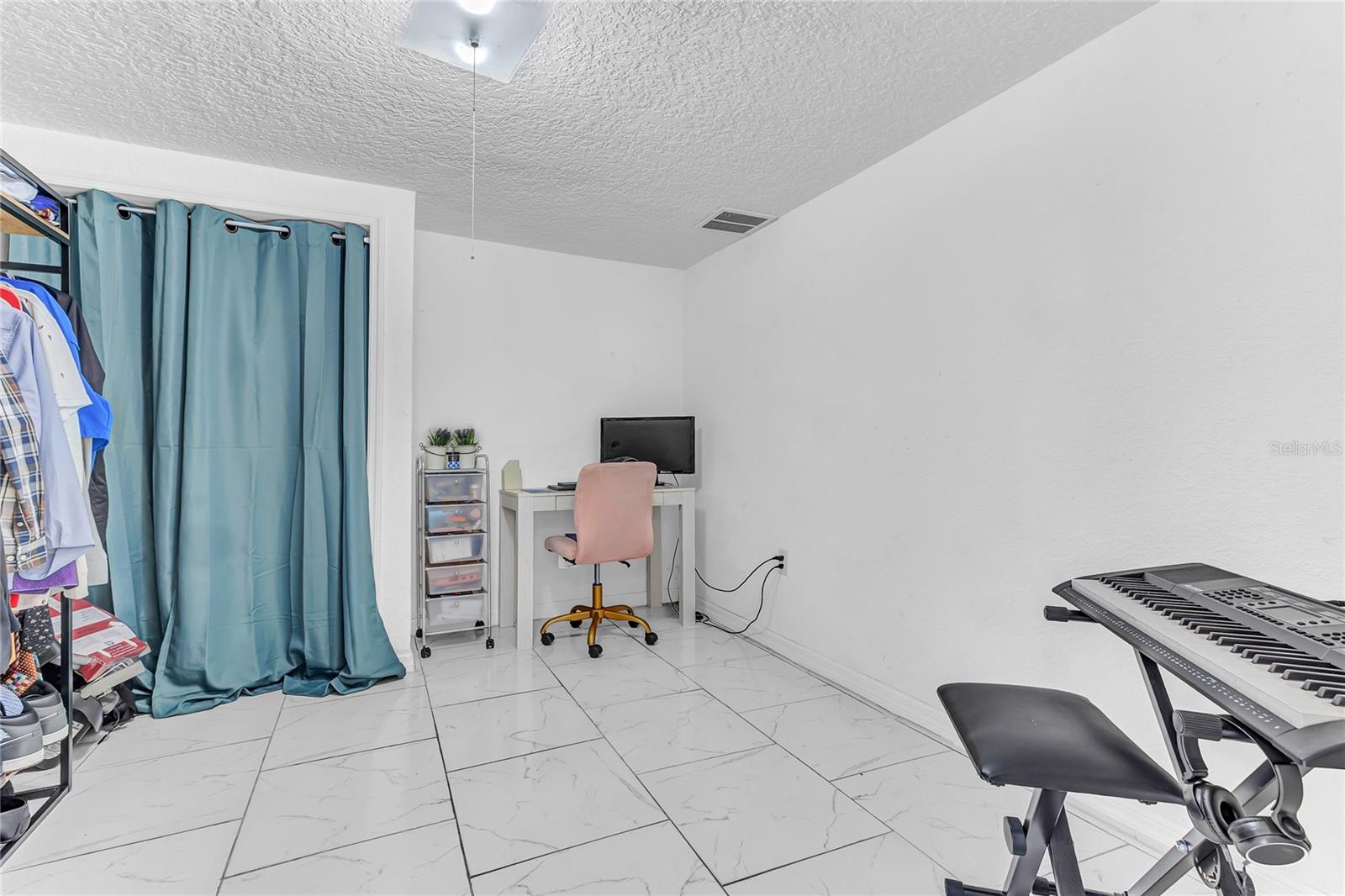 Image 18 of 25 For 2121 Woodland Drive