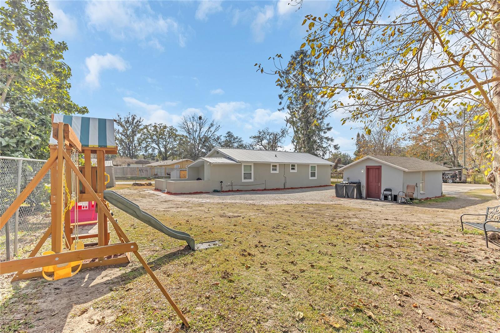Image 4 of 25 For 2121 Woodland Drive