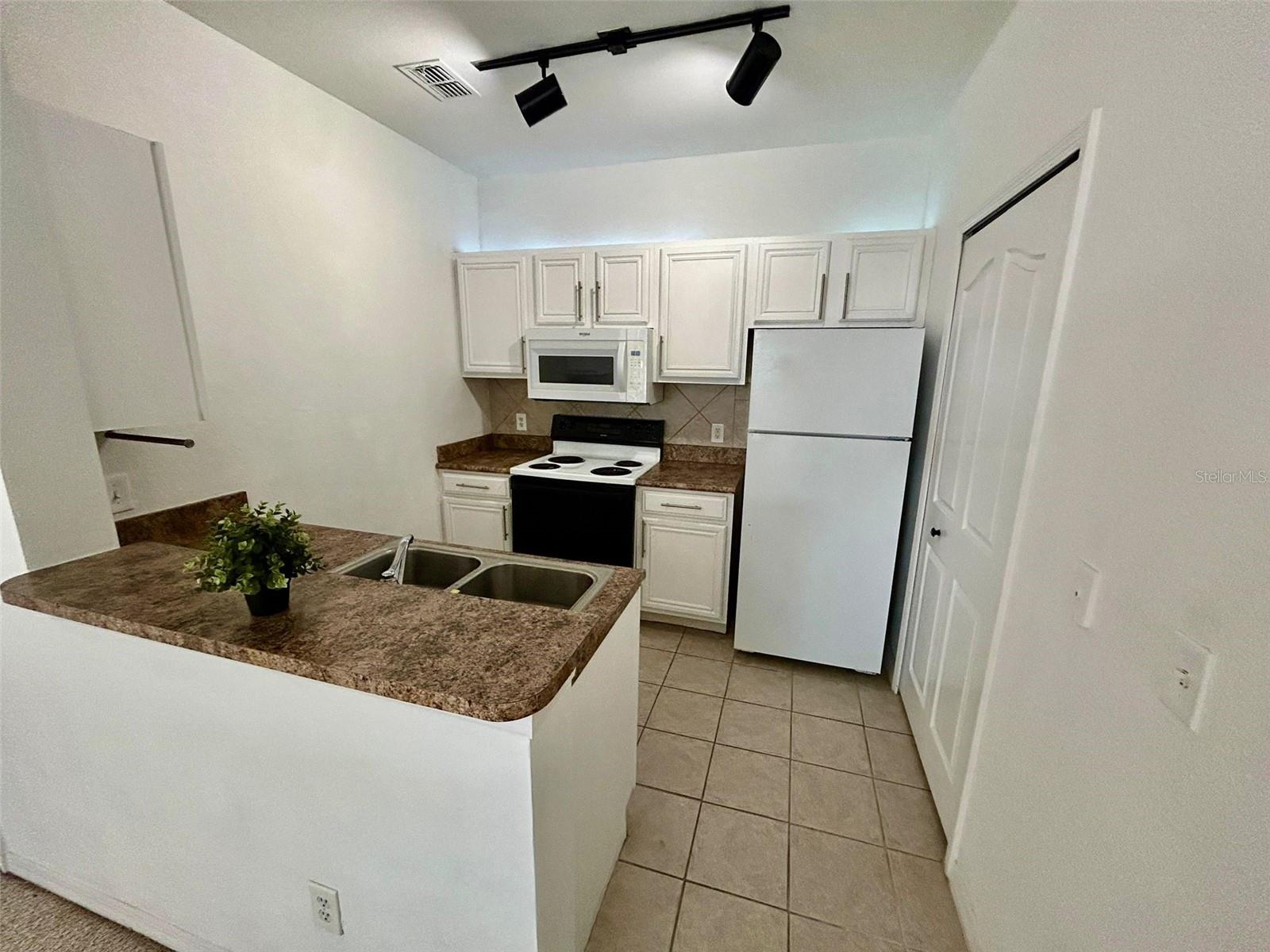 Image 2 of 20 For 6137 Metrowest Boulevard 304