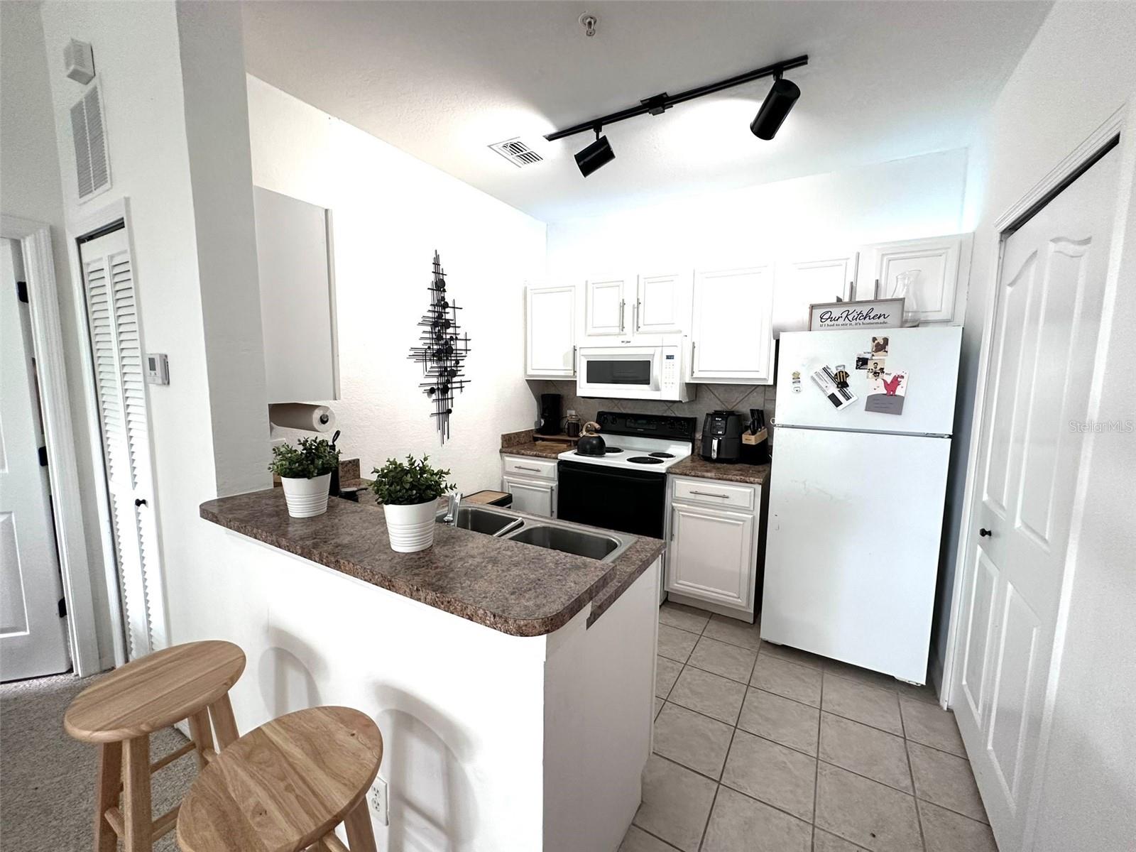 Image 3 of 20 For 6137 Metrowest Boulevard 304