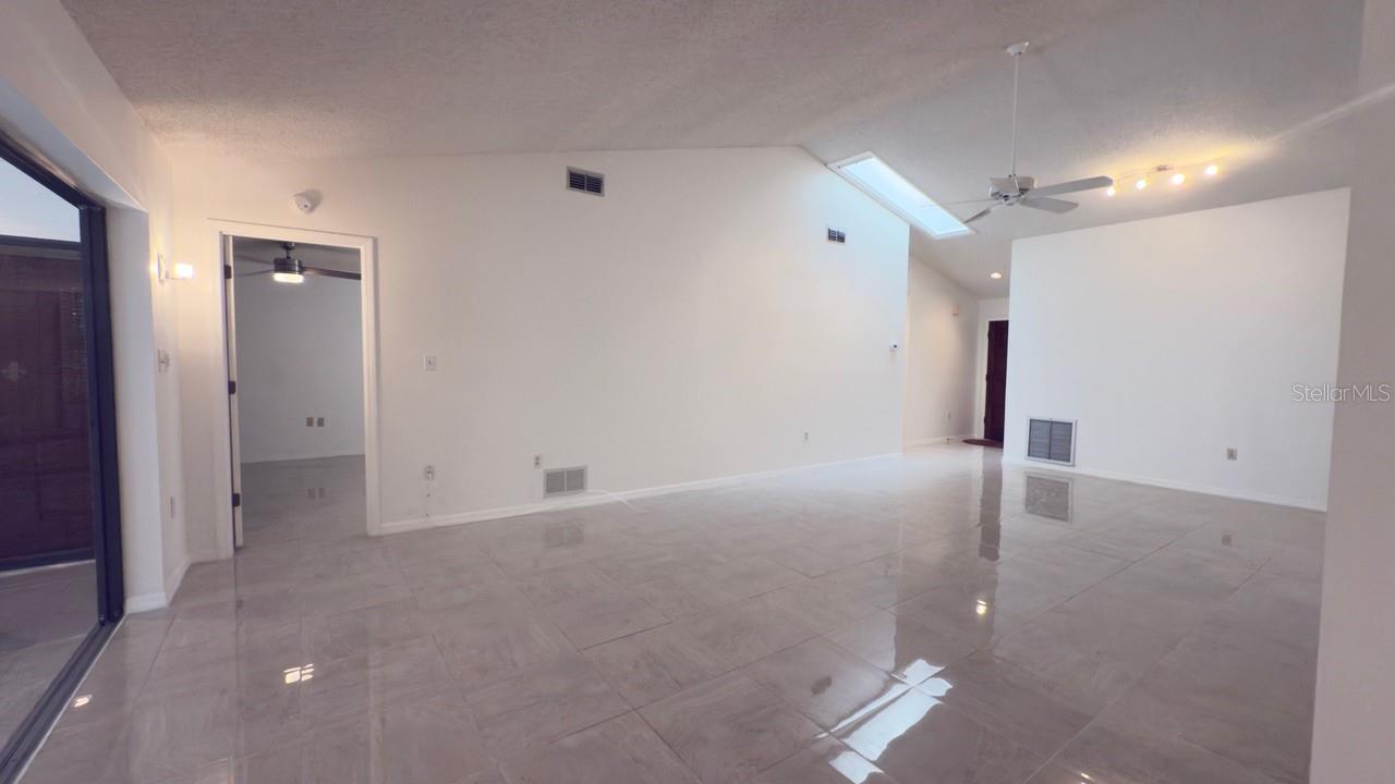 Image 4 of 26 For 4765 Oak Forest Drive W 47