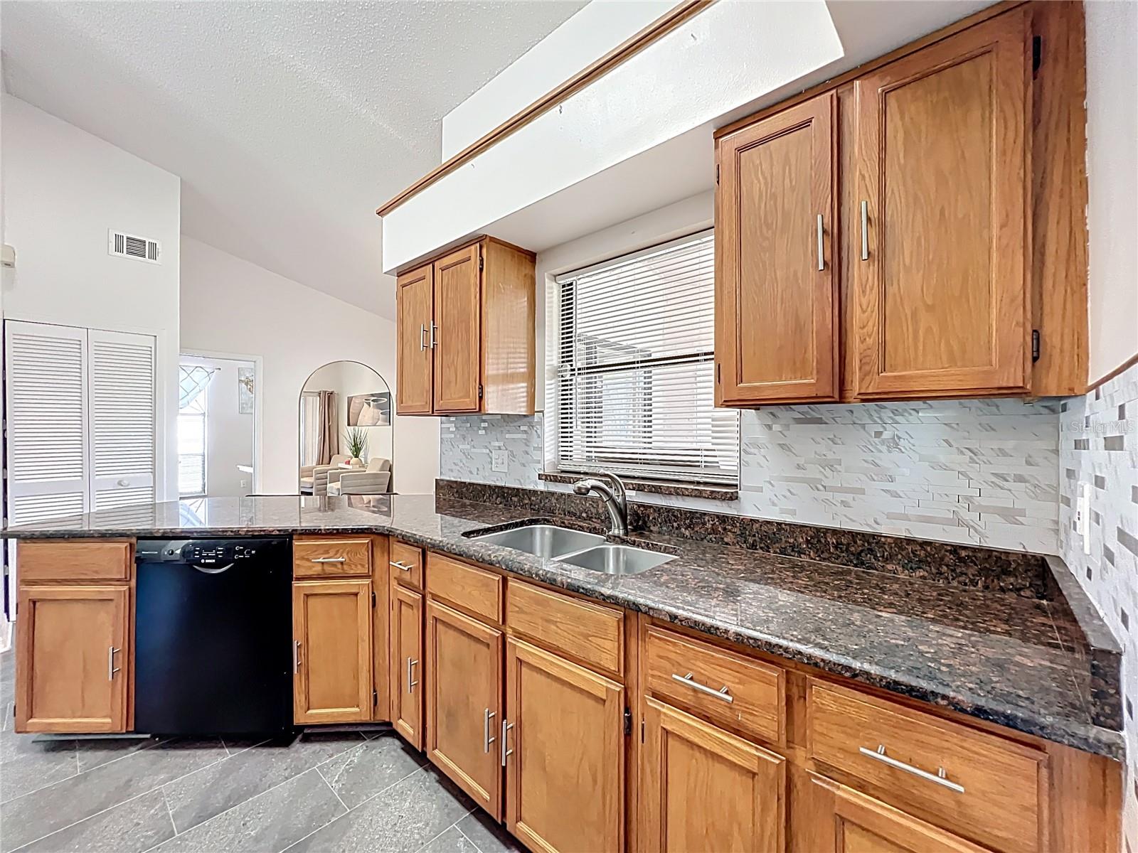 Image 20 of 68 For 1545 Trumbull Street