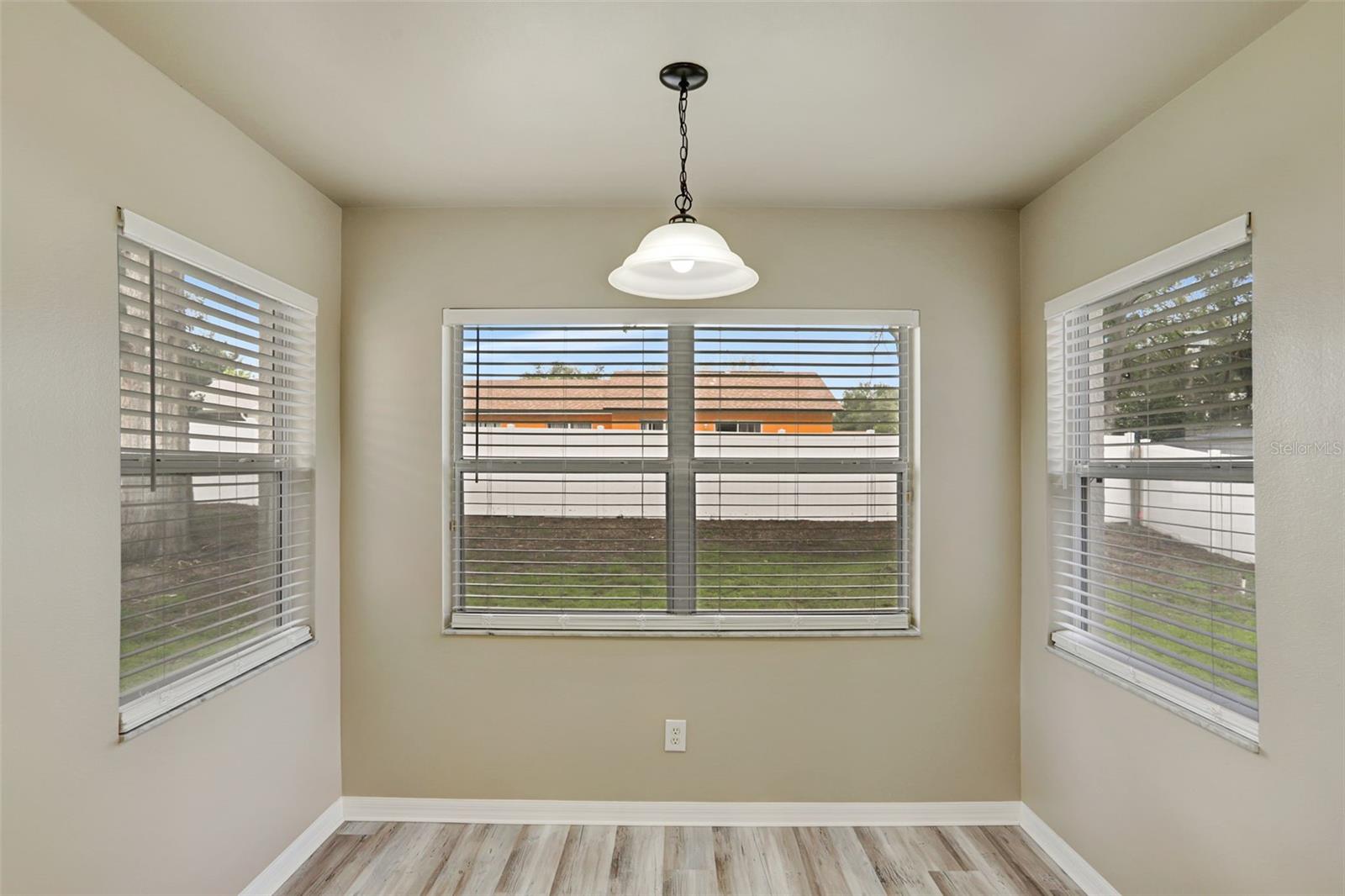 Image 10 of 27 For 12312 Woodglen Circle