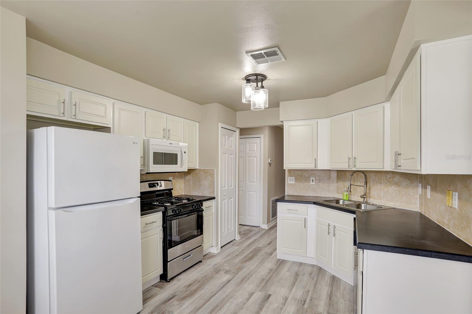 Image 11 of 27 For 12312 Woodglen Circle