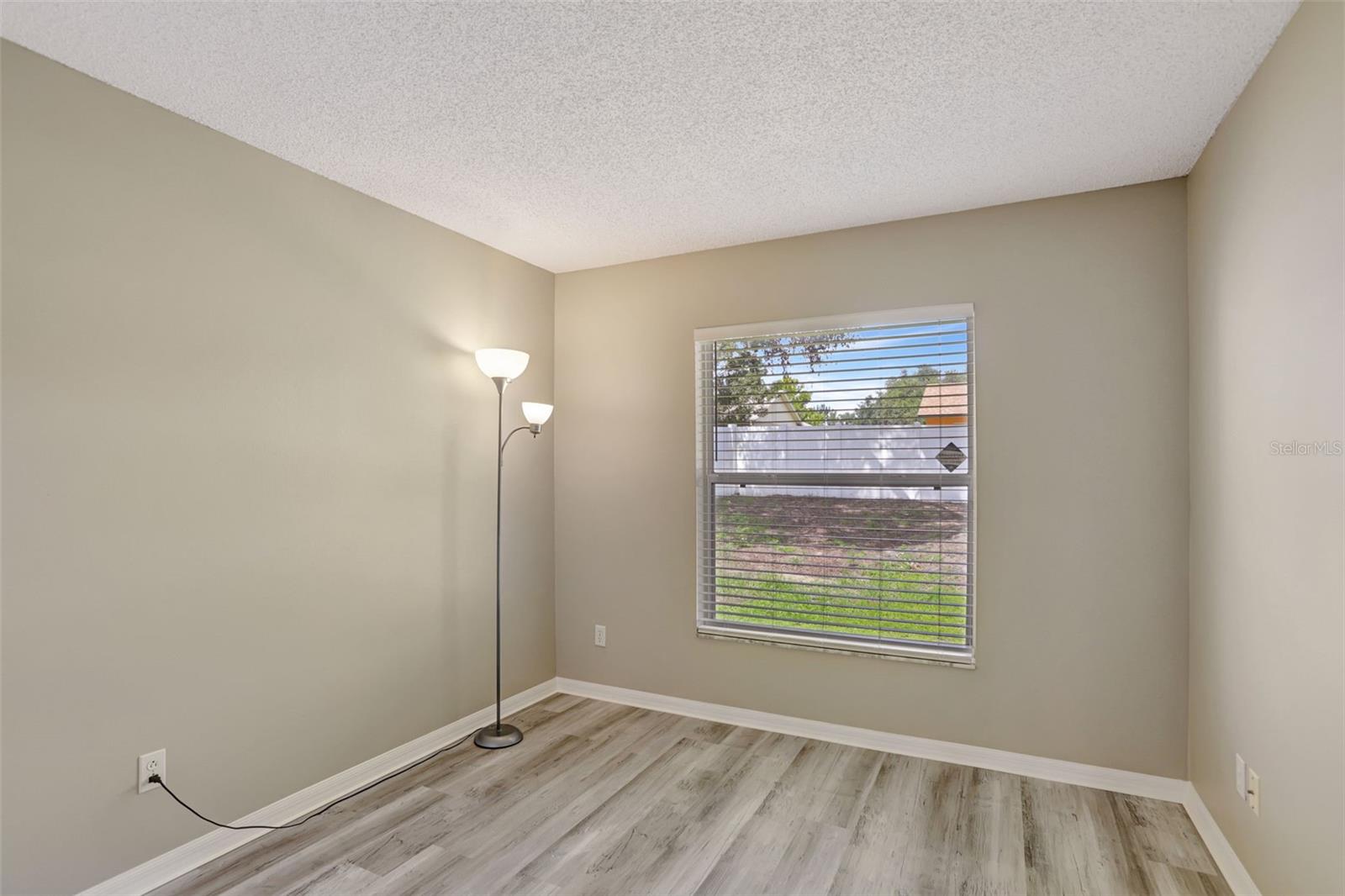 Image 21 of 27 For 12312 Woodglen Circle