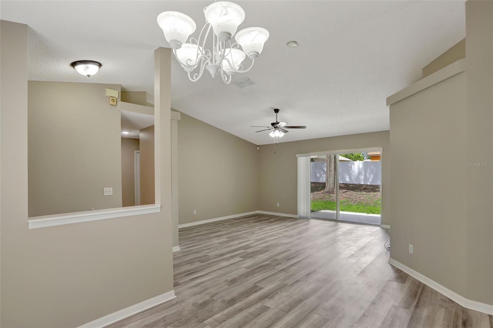Image 8 of 27 For 12312 Woodglen Circle