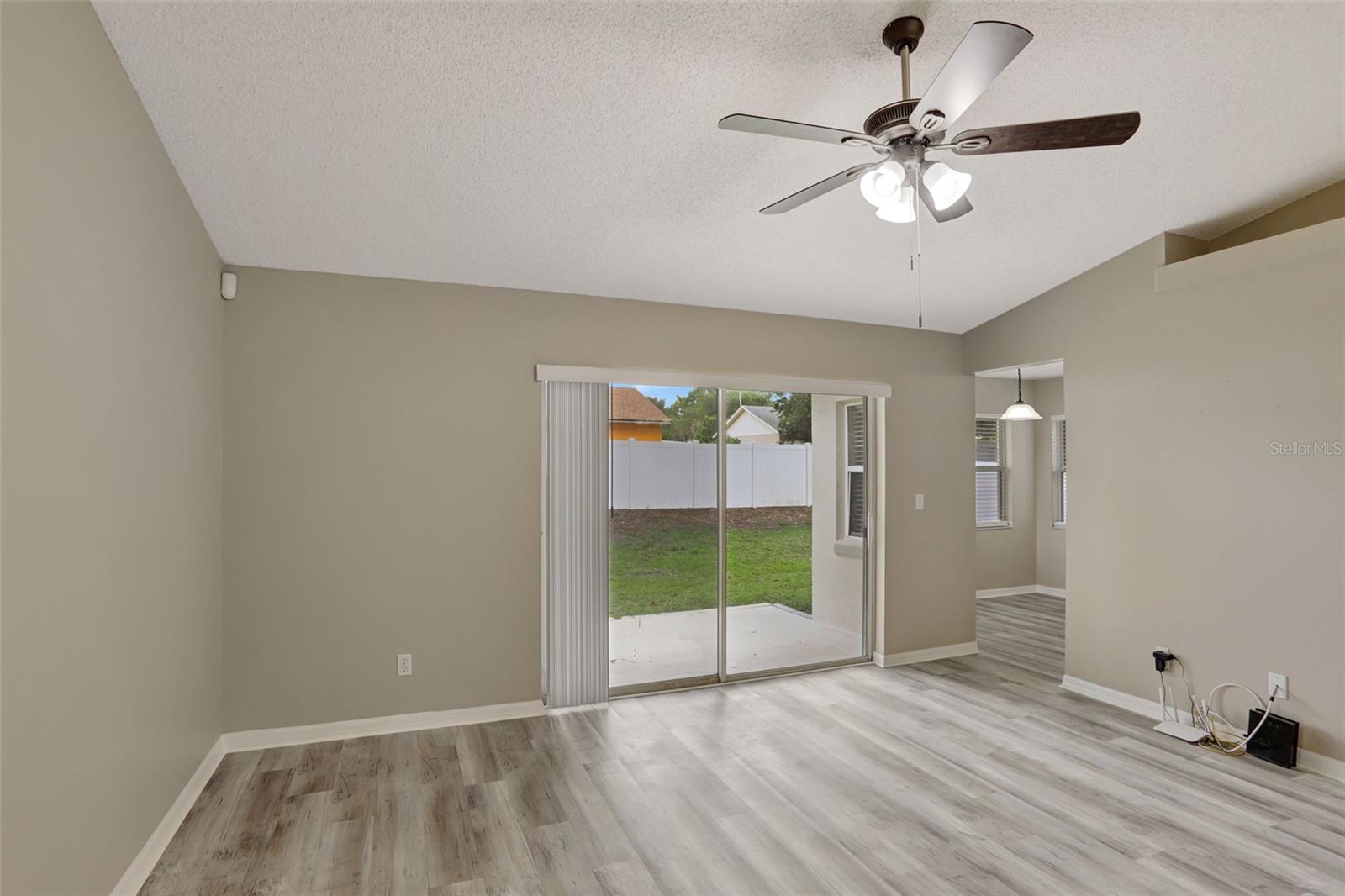Image 9 of 27 For 12312 Woodglen Circle