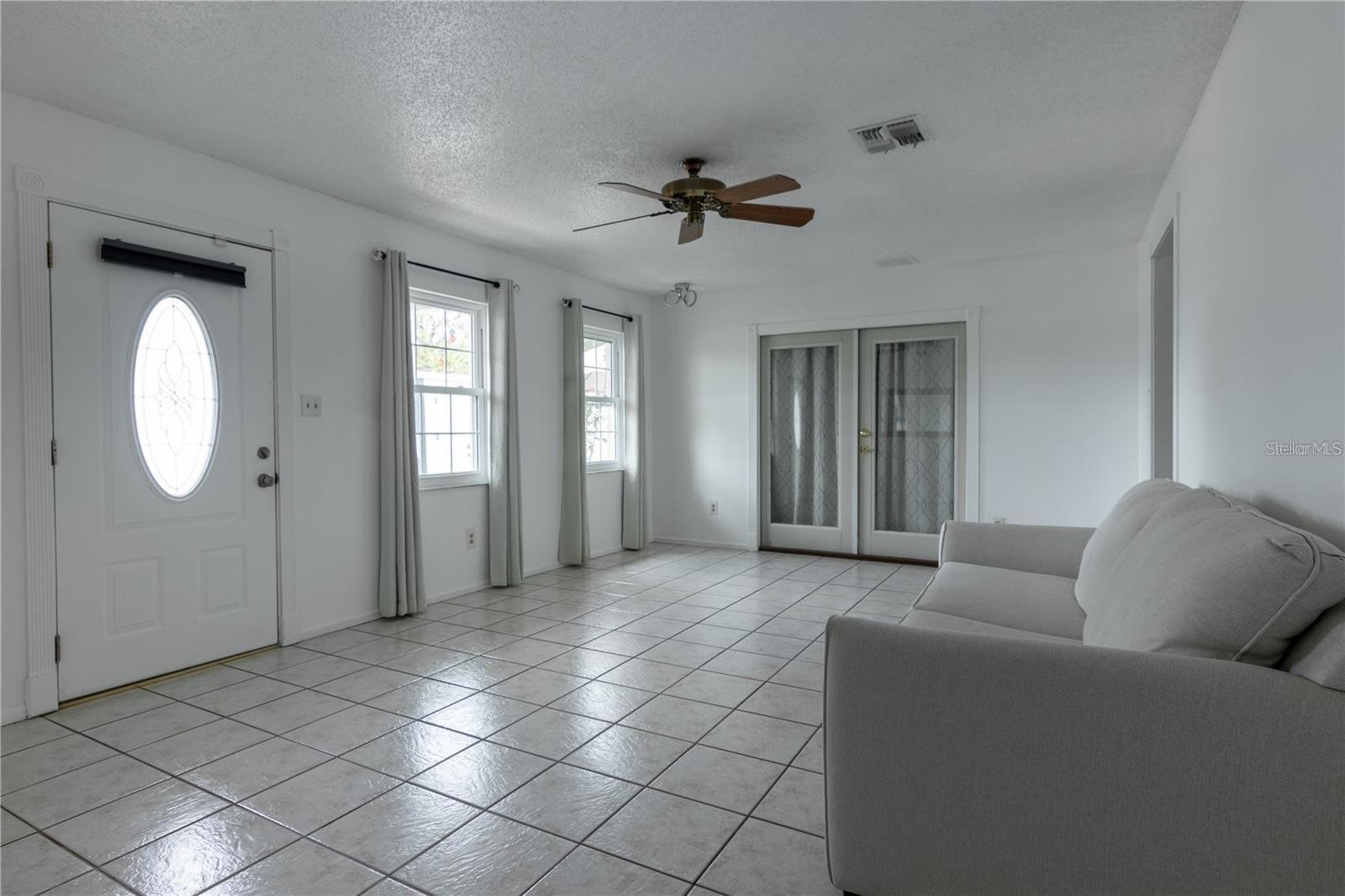 Image 2 of 10 For 809 Florida Parkway