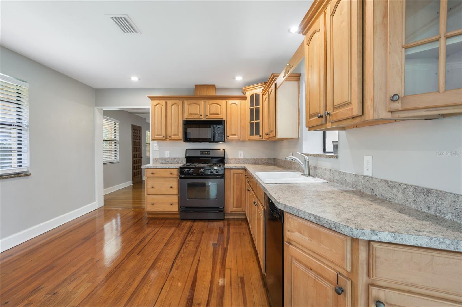 Image 17 of 68 For 5625 Chipola Circle