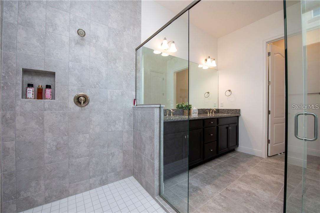 Image 14 of 17 For 13092 Stanthorne Avenue