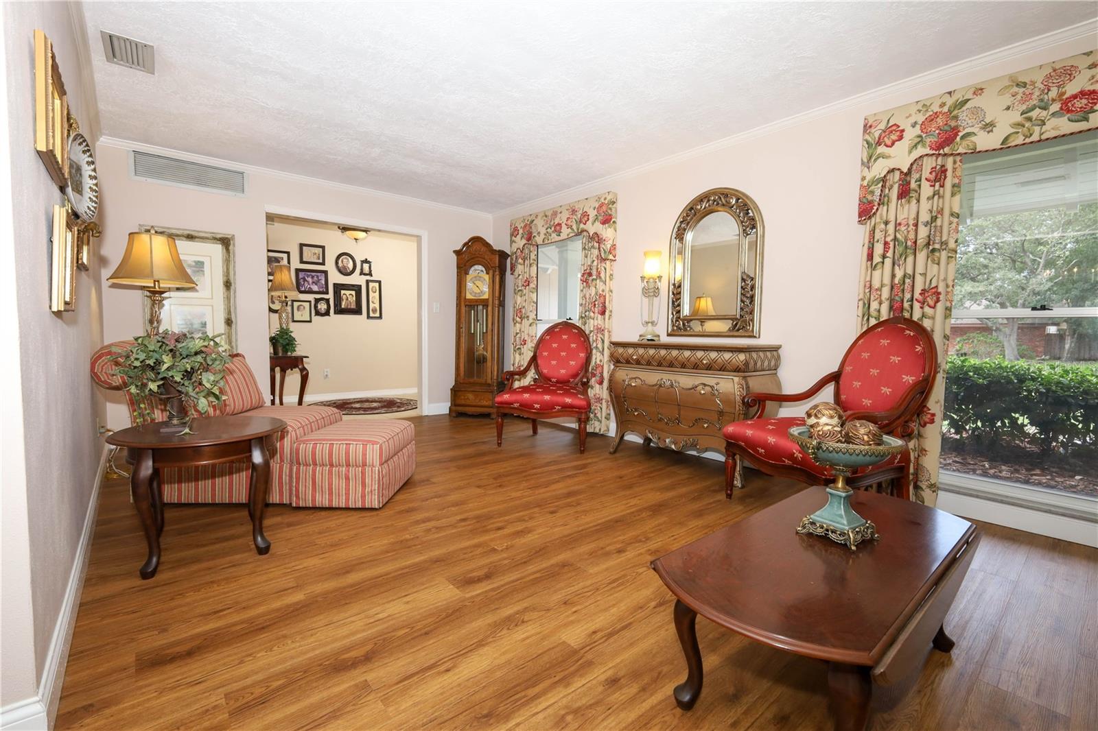 Image 7 of 49 For 2318 Castlewood Road