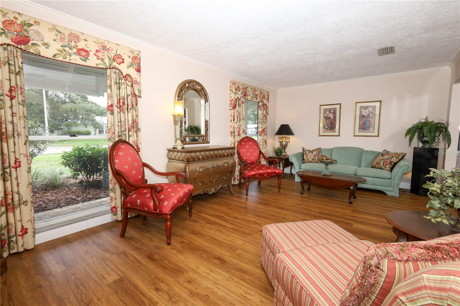 Image 8 of 49 For 2318 Castlewood Road