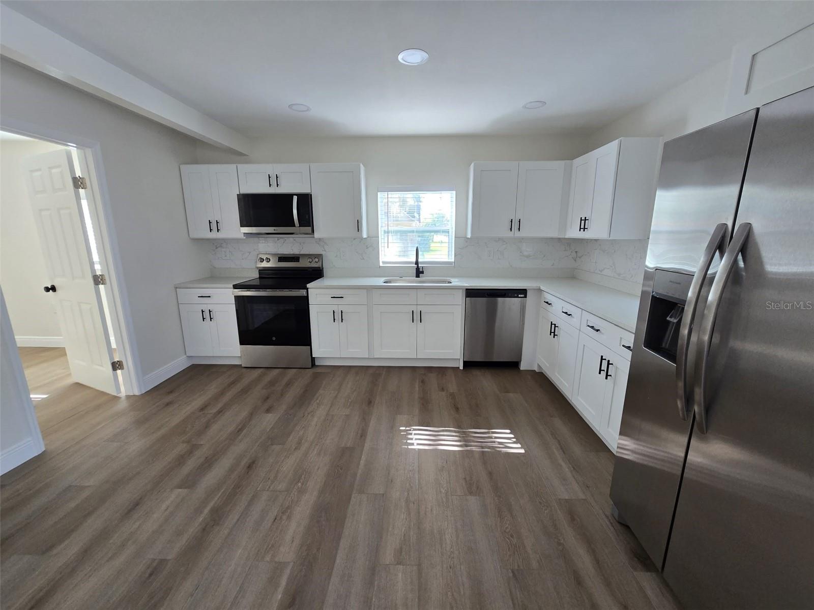 Image 3 of 16 For 416 Ianthe Street 1