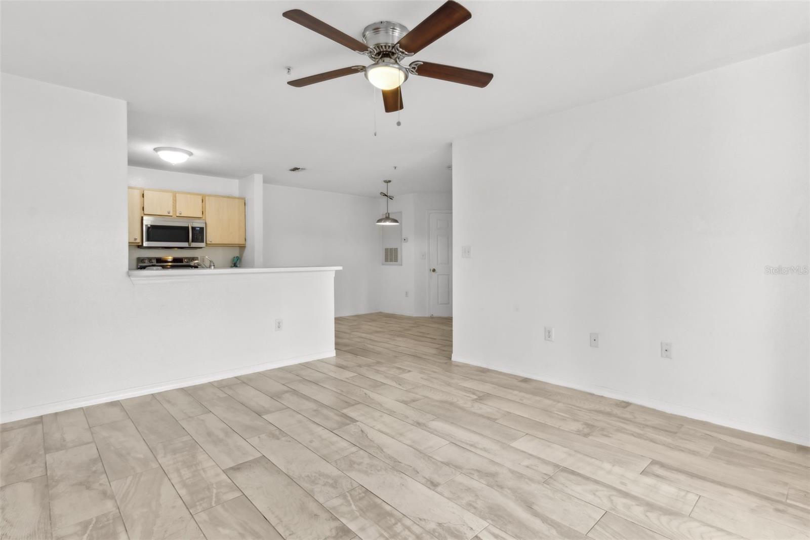 Image 16 of 50 For 5459 Vineland Road 4111