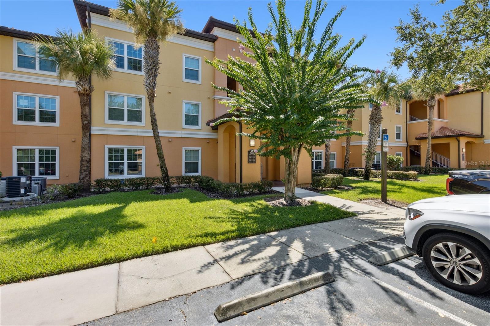 Image 3 of 50 For 5459 Vineland Road 4111