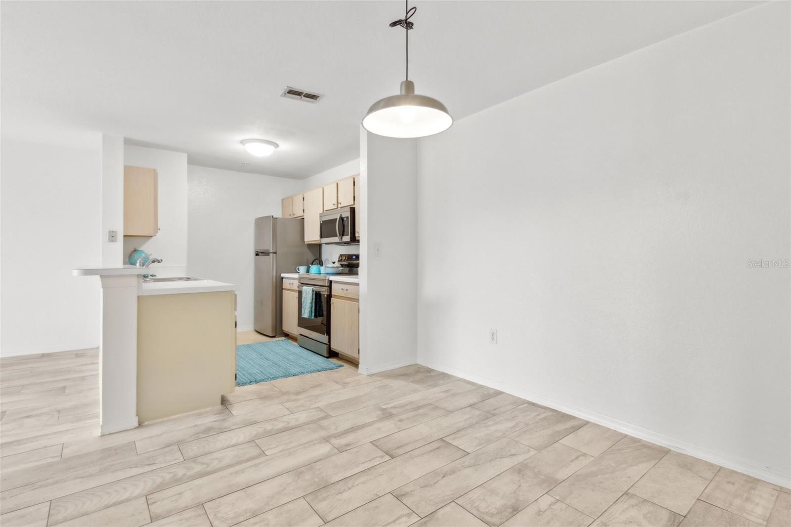 Image 7 of 50 For 5459 Vineland Road 4111