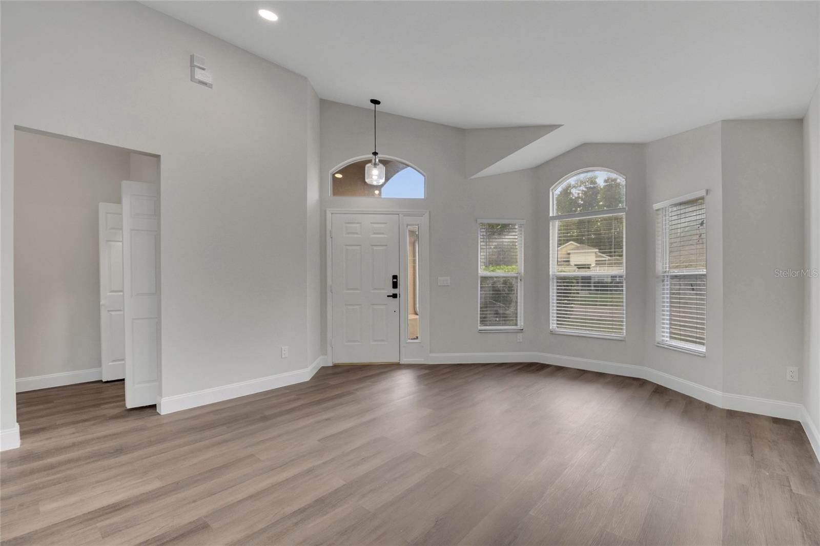 Image 17 of 33 For 13543 Emeraldview Drive