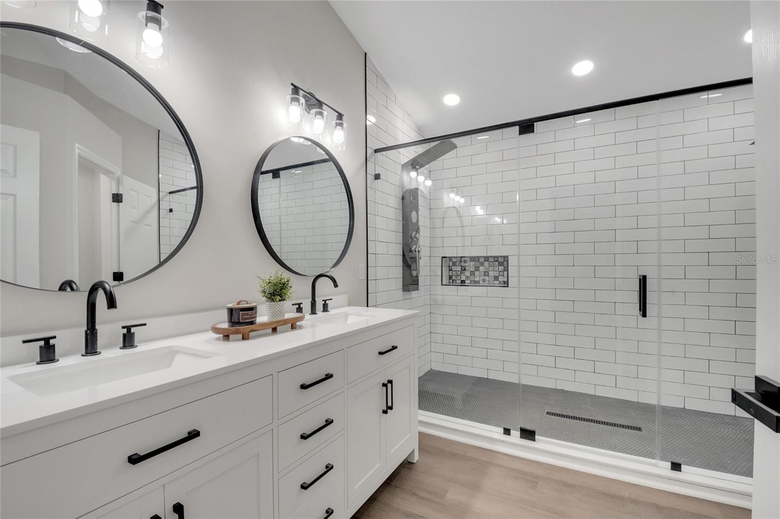 Image 21 of 33 For 13543 Emeraldview Drive