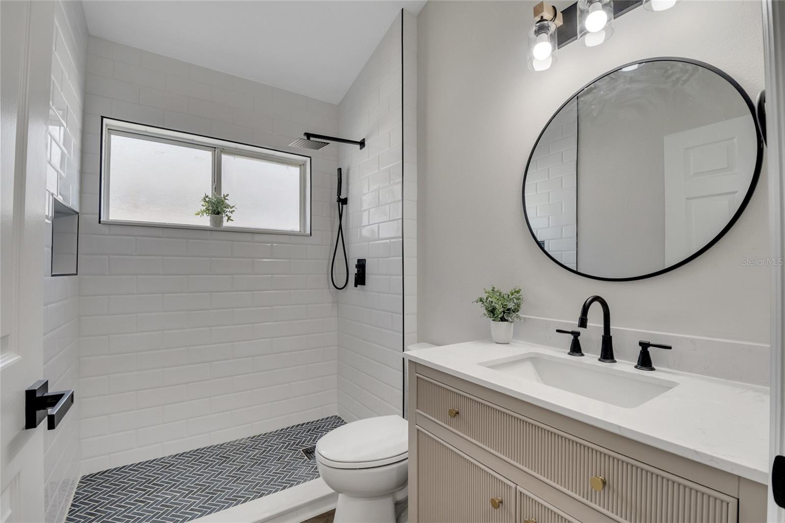 Image 25 of 33 For 13543 Emeraldview Drive