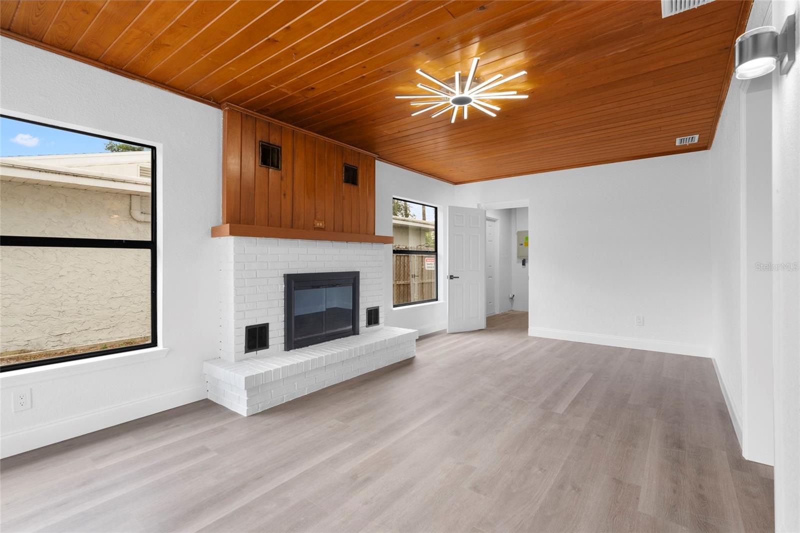 Image 13 of 31 For 9033 3rd Street N