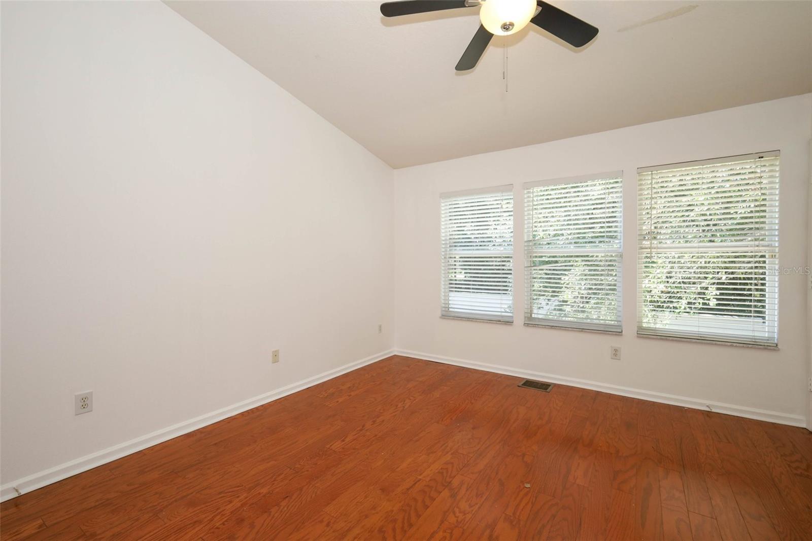 Image 14 of 45 For 915 Vineland Place