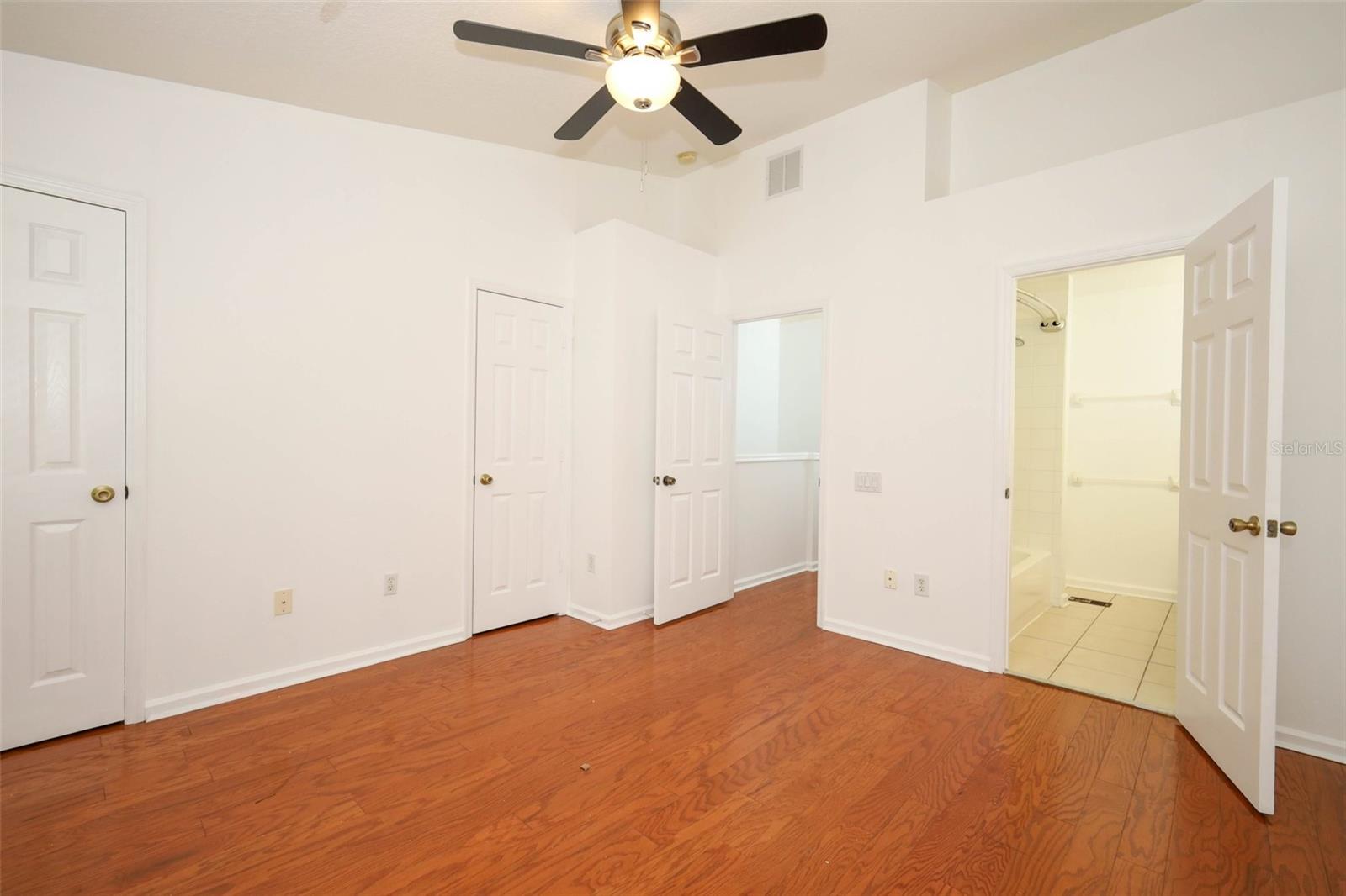 Image 16 of 45 For 915 Vineland Place