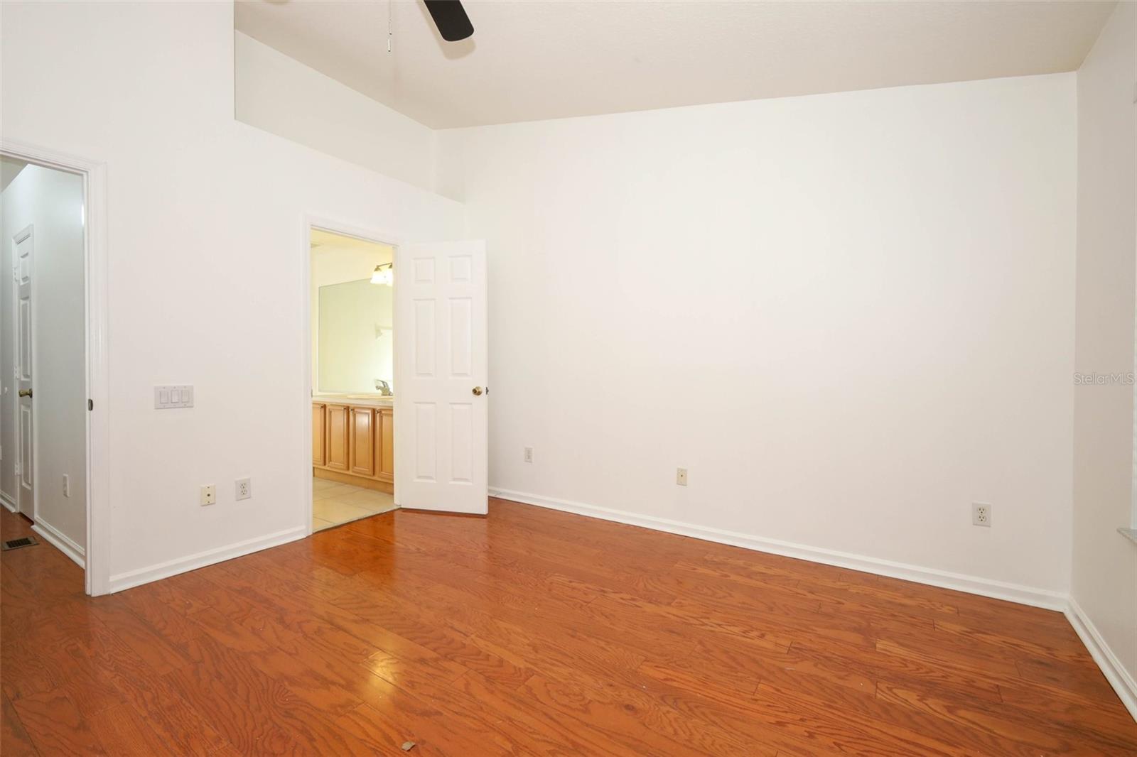 Image 17 of 45 For 915 Vineland Place