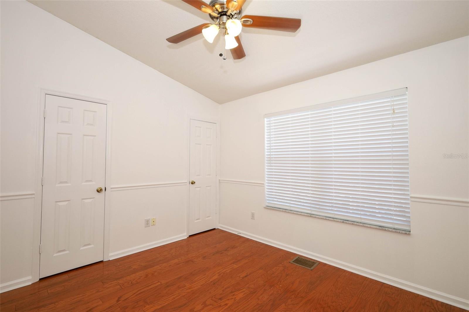 Image 23 of 45 For 915 Vineland Place