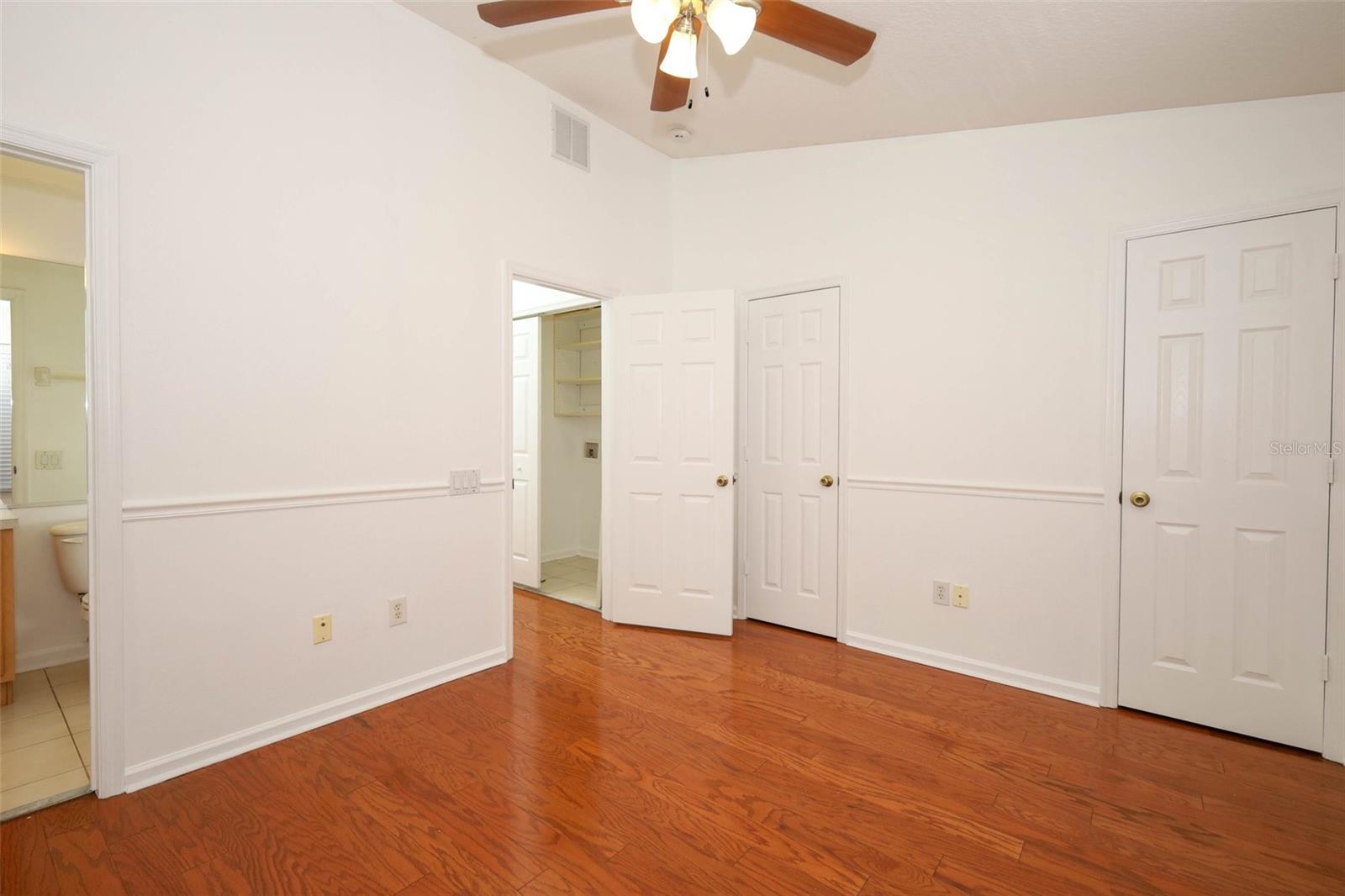 Image 24 of 45 For 915 Vineland Place