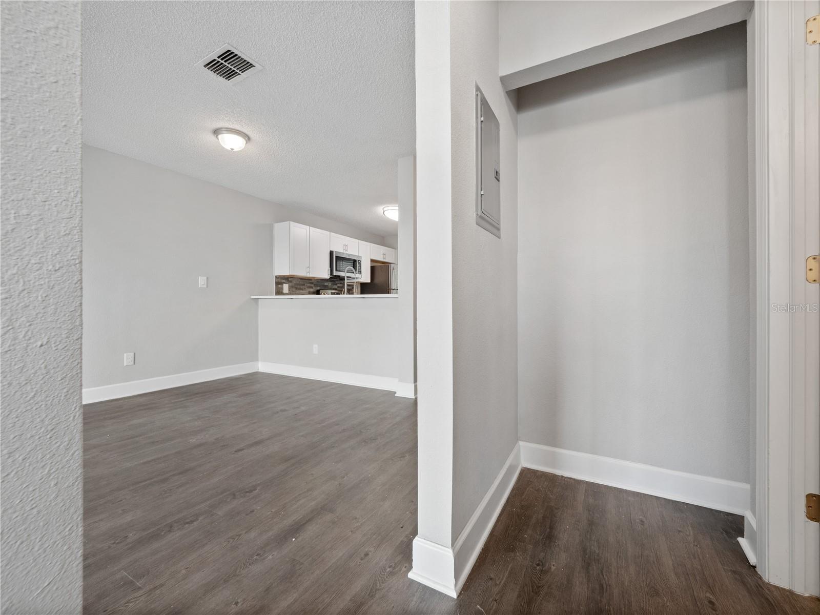 Image 11 of 13 For 2564 Woodgate Boulevard 103