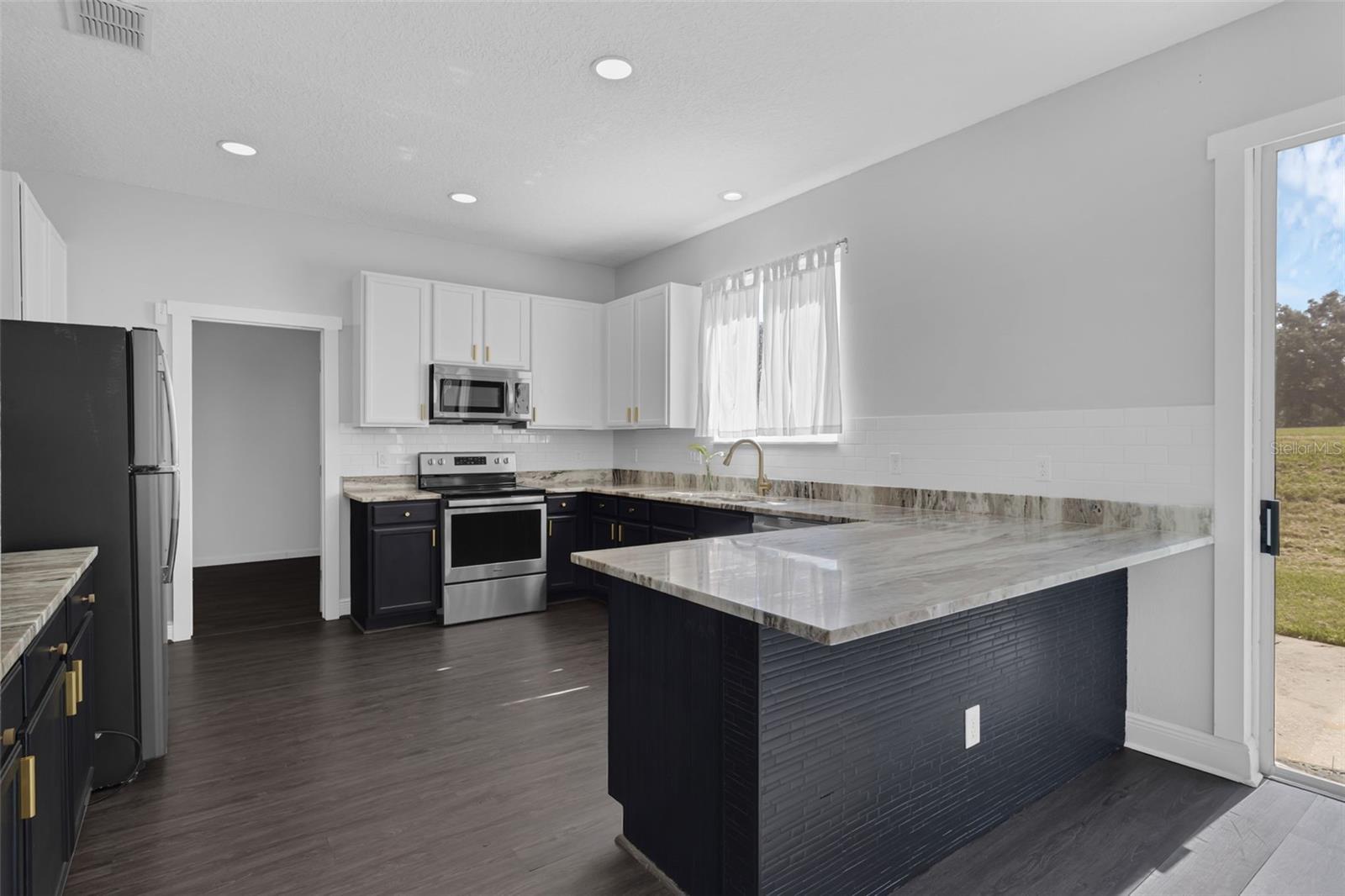 Image 7 of 38 For 1225 Greenley Avenue