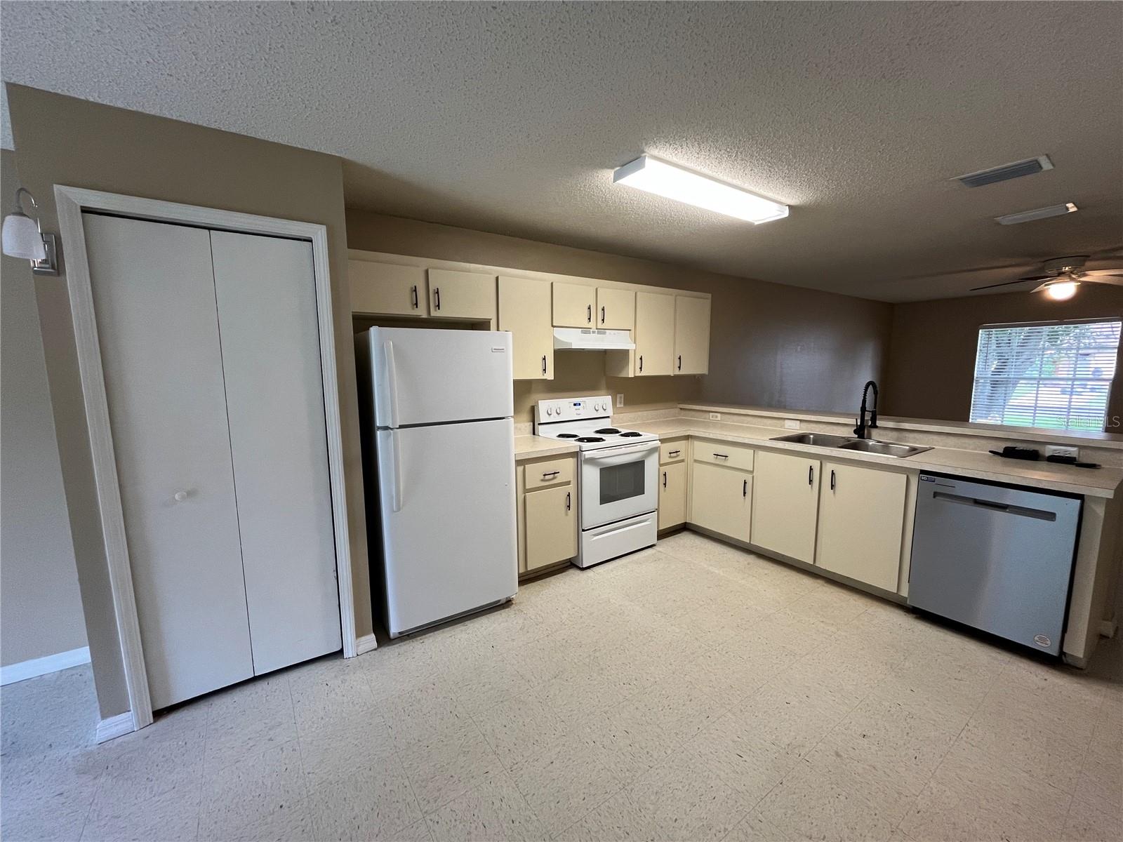 Image 11 of 35 For 550 Imperial Place 1