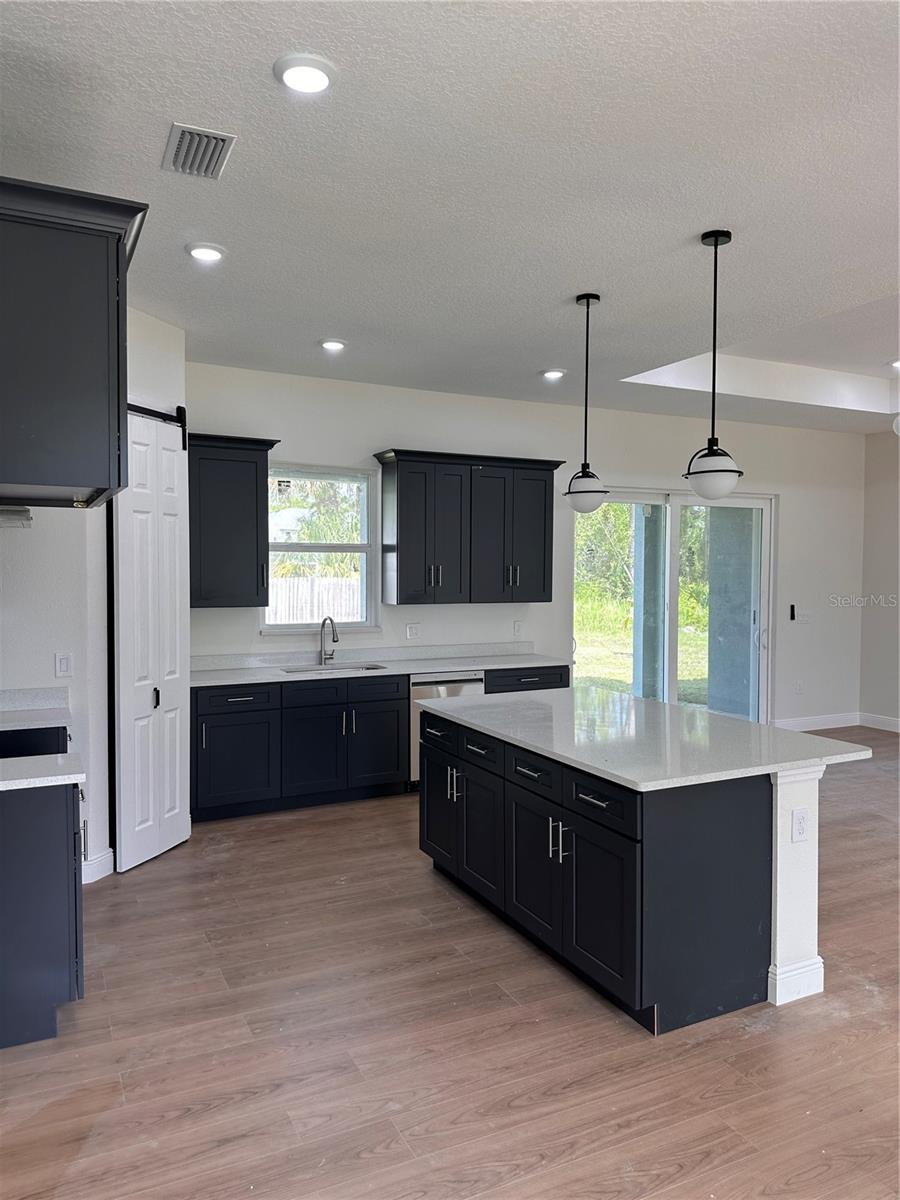 Image 12 of 73 For 708 Daysland Avenue Sw