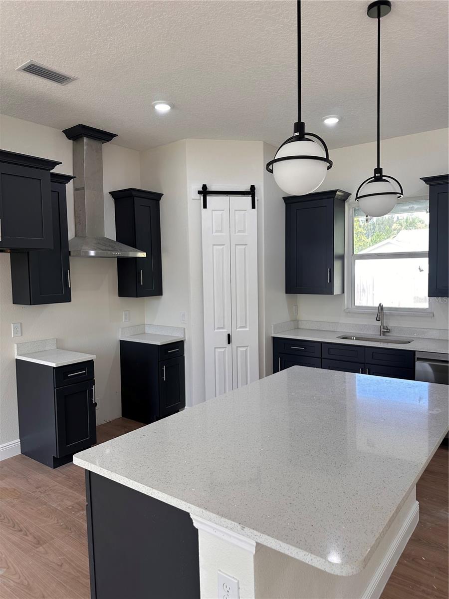 Image 15 of 73 For 708 Daysland Avenue Sw