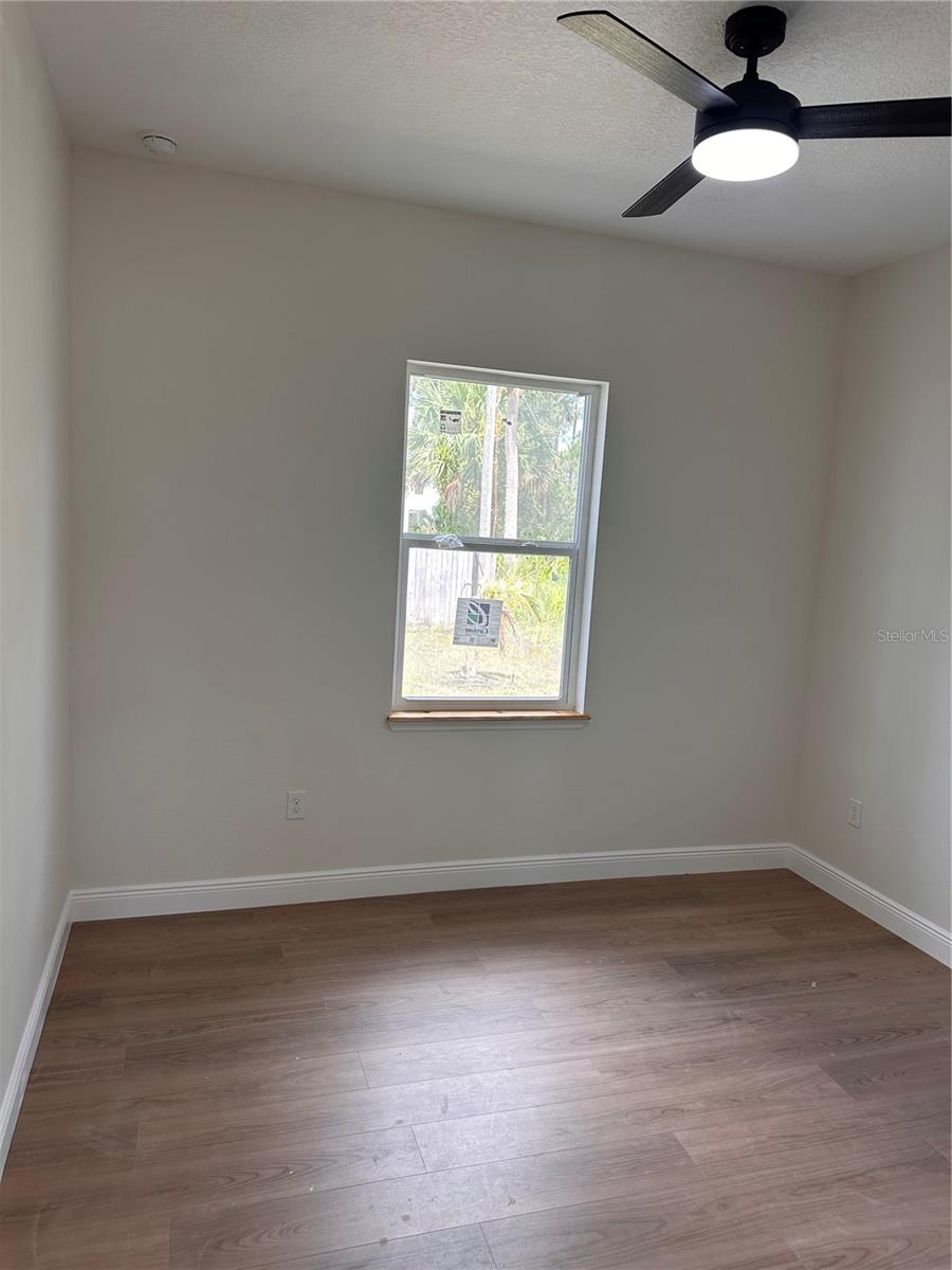 Image 20 of 73 For 708 Daysland Avenue Sw