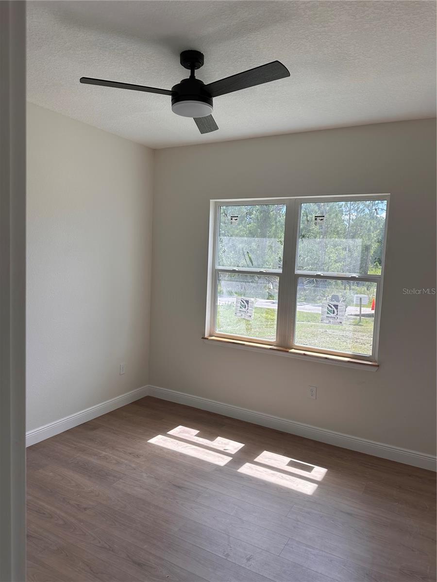Image 21 of 73 For 708 Daysland Avenue Sw