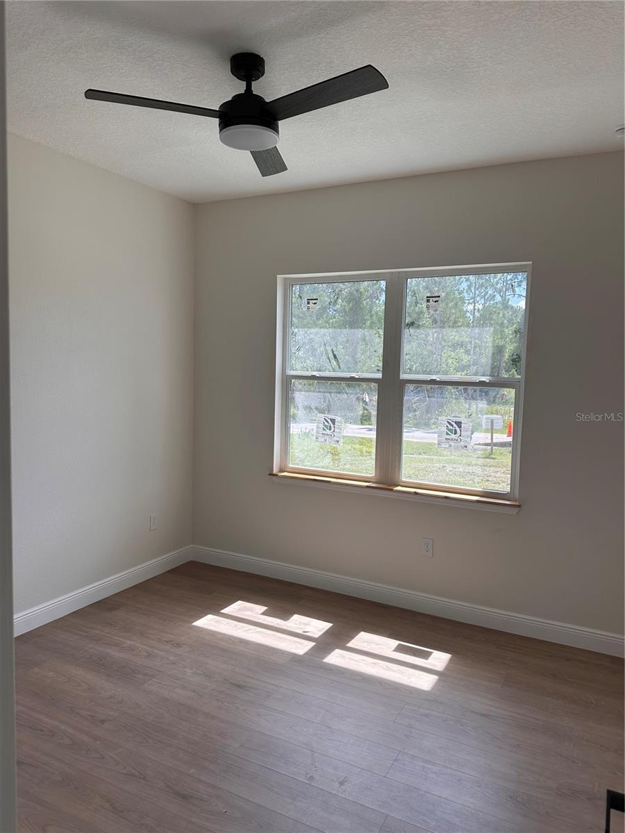 Image 22 of 73 For 708 Daysland Avenue Sw