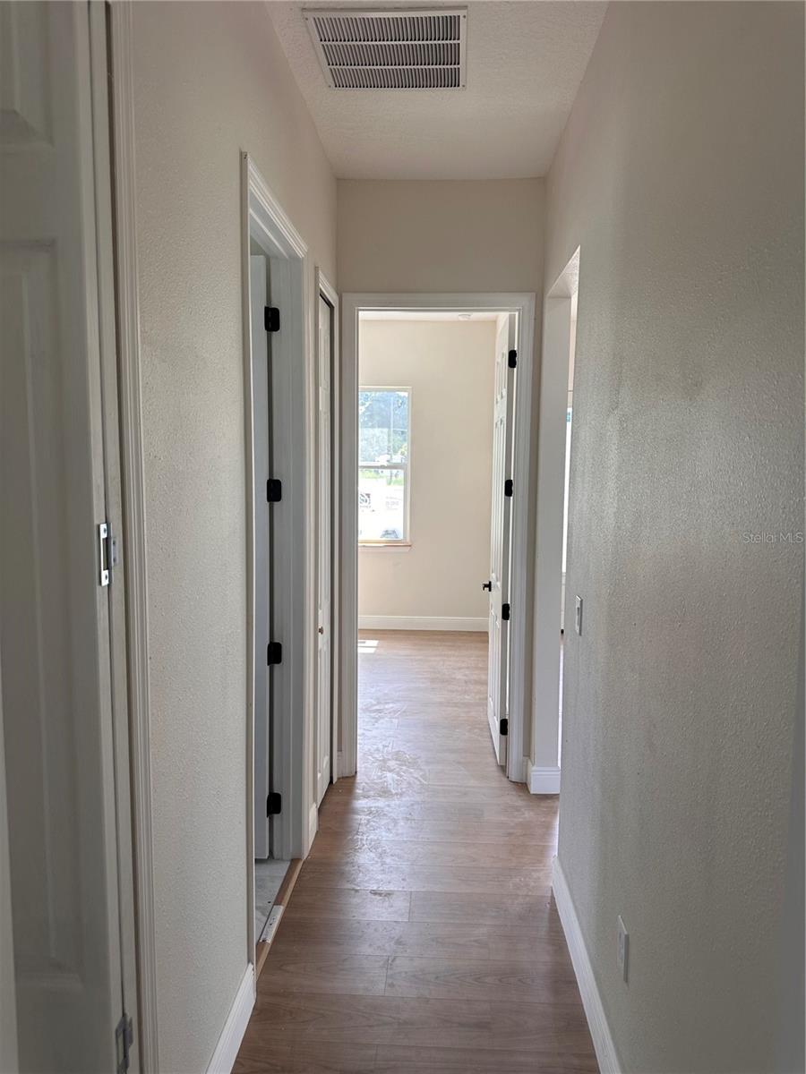Image 23 of 73 For 708 Daysland Avenue Sw
