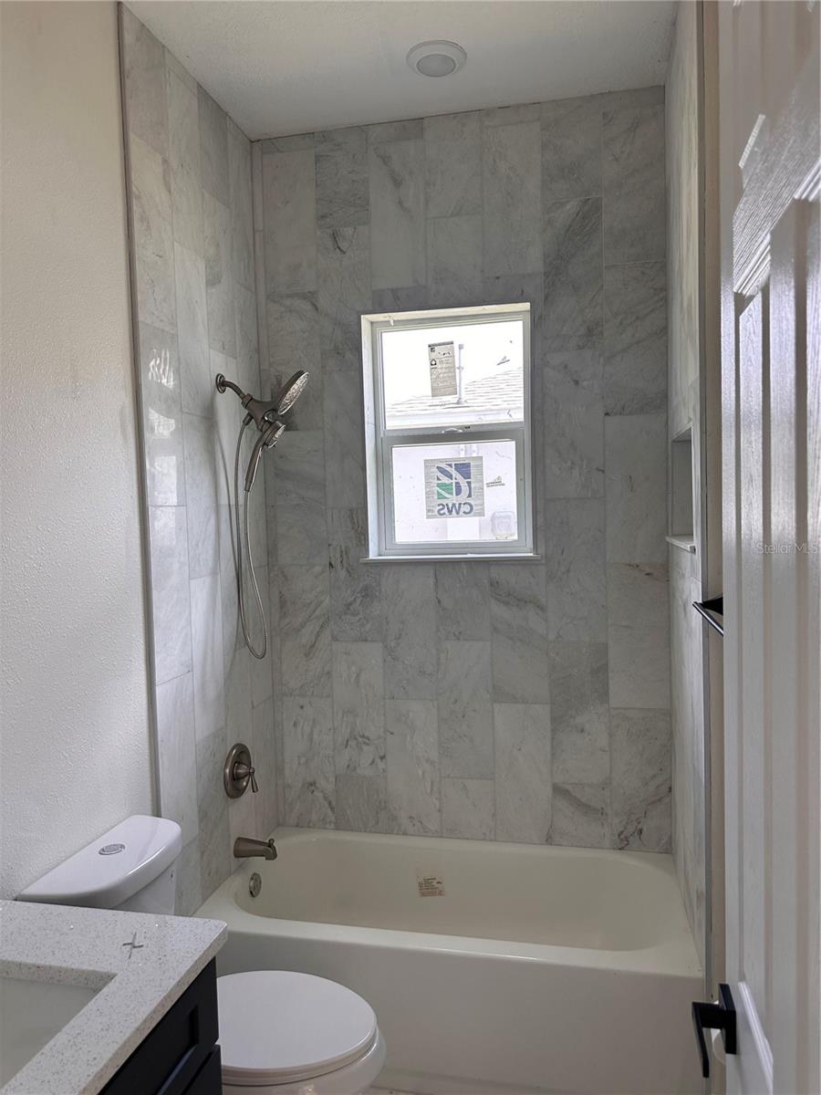Image 27 of 73 For 708 Daysland Avenue Sw