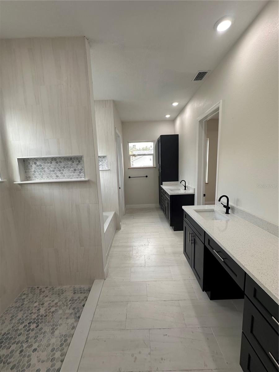 Image 28 of 73 For 708 Daysland Avenue Sw