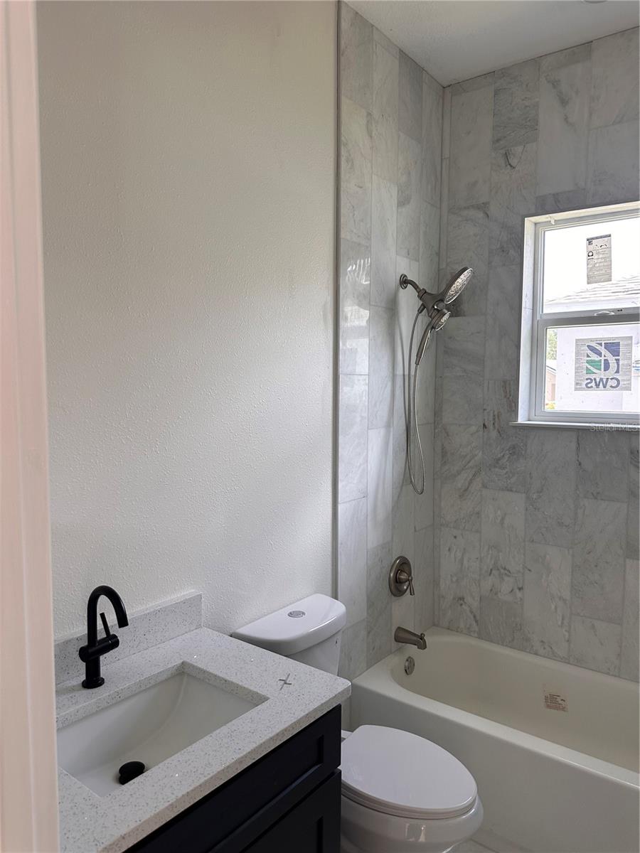 Image 29 of 73 For 708 Daysland Avenue Sw