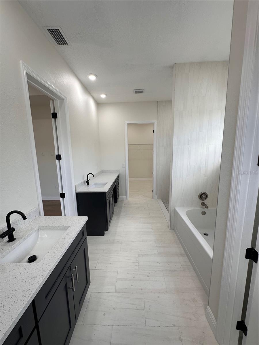 Image 30 of 73 For 708 Daysland Avenue Sw